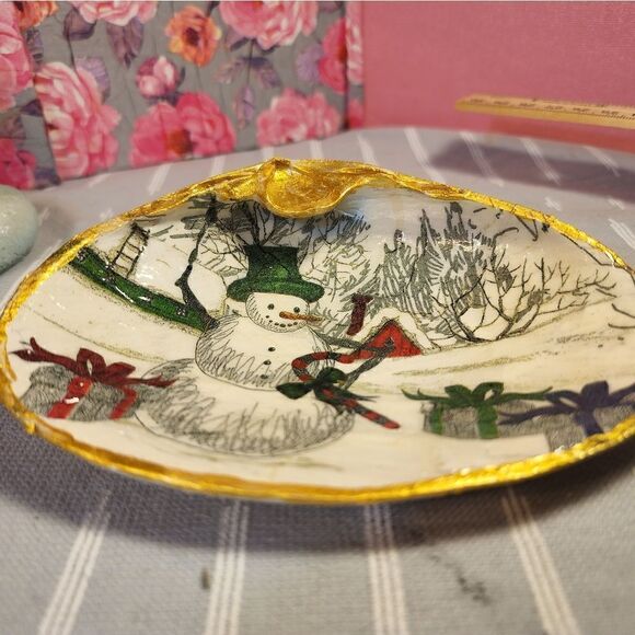 DECOUPAGE CLAM SHELL DECOUPAGE SNOWMAN ON A CLAM SHELL TRINKET DISH - Picture 6 of 10